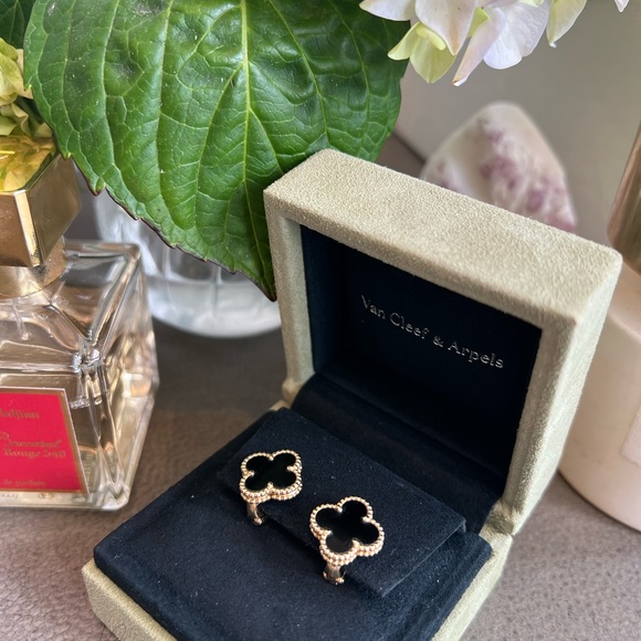 Van Cleef & Arpels Jewelry - Vintage Alhambra earrings
Yellow gold, Onyx $ 3,700